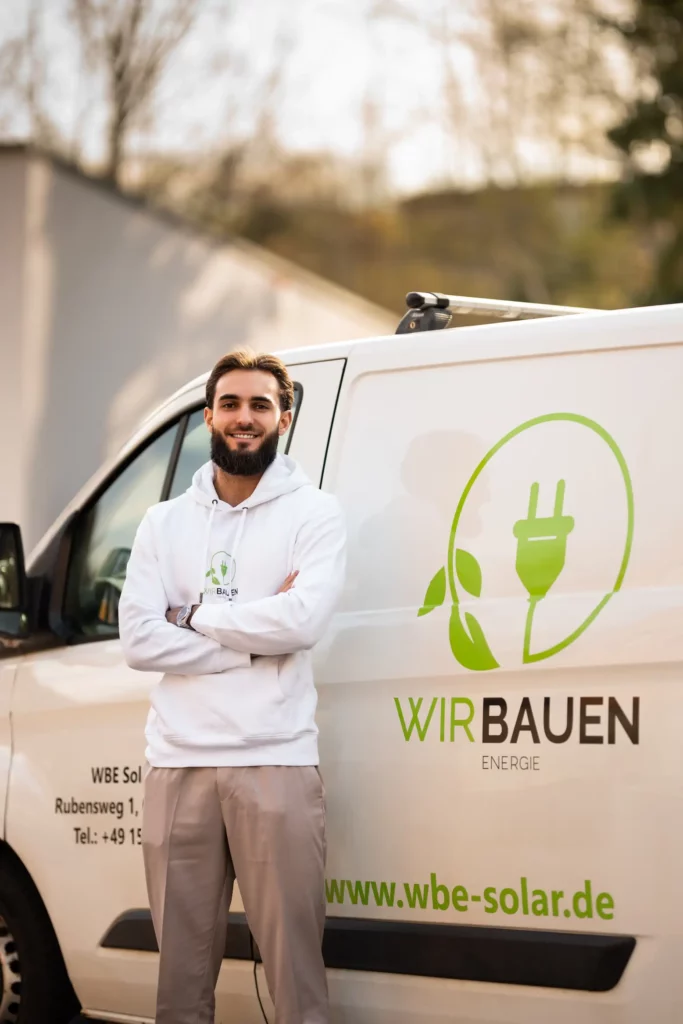 Mitarbeiter von WBE Solar vor einem Unternehmensfahrzeug