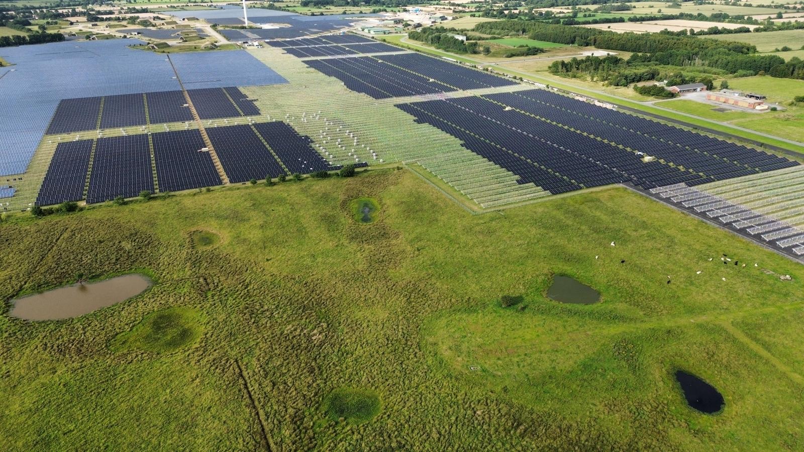Luftaufnahme eines großen Solarparks in Eggebek