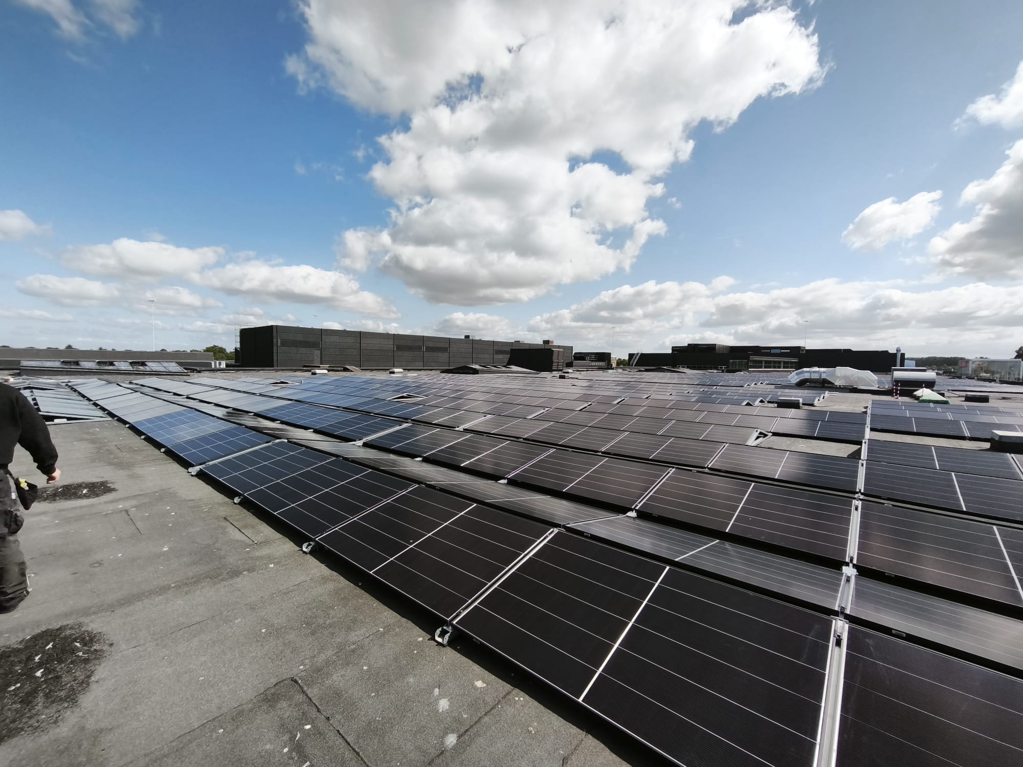Reihen installierter Solarmodule auf einem Flachdach