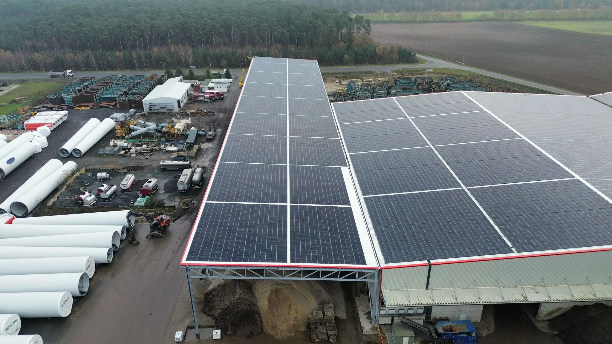 Große Photovoltaikanlage auf einem Industriedach in Spelle